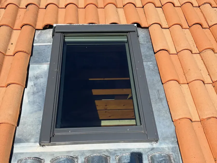 Pose d'une fenêtre de toit Velux sur toiture en tuiles à Saint-Palais-sur-Mer